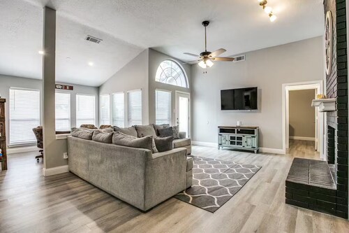 Spacious Home Near Grapevine + Game Room Fun