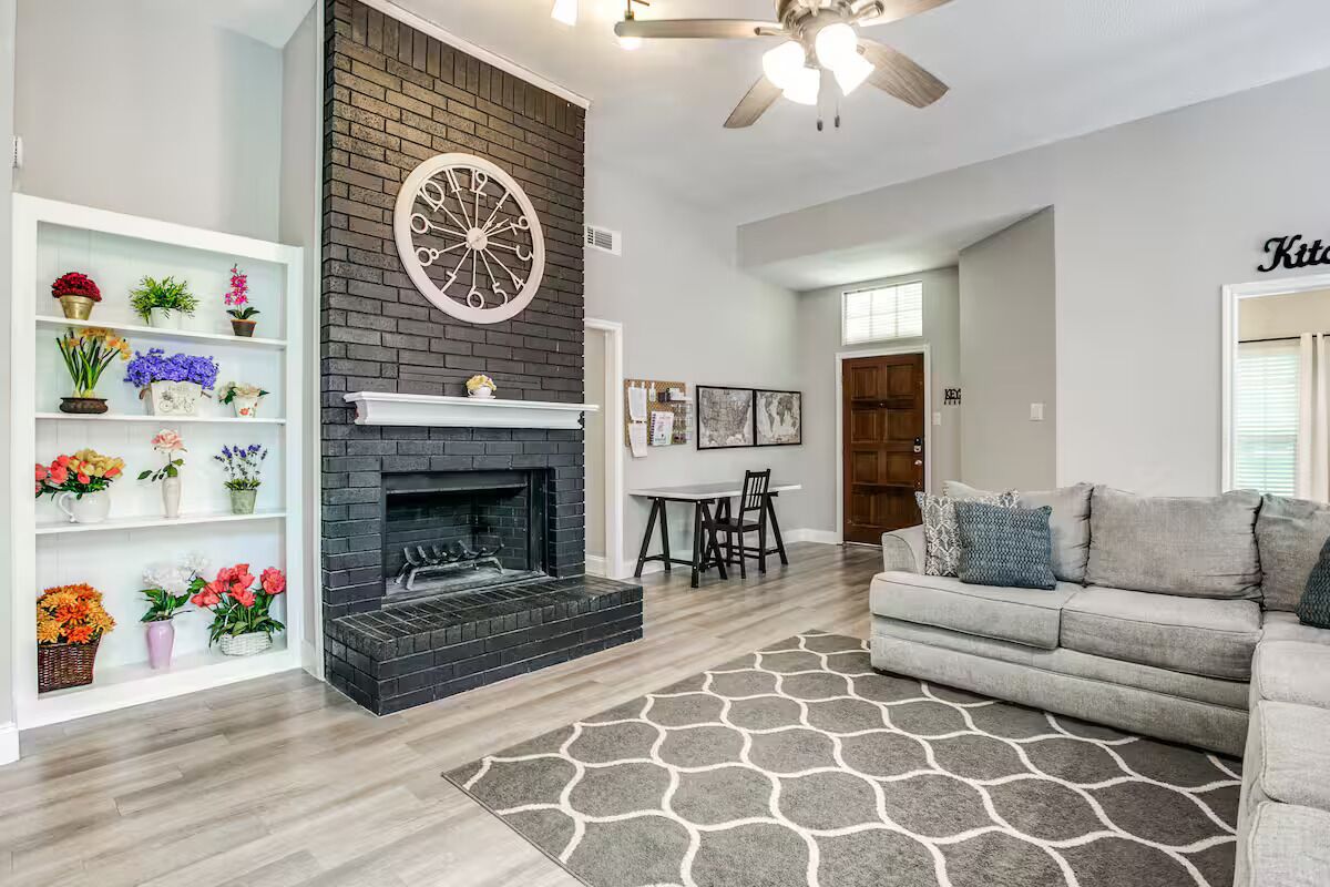 Smart-TV, Videospiele, Tischfußball, Tischtennisplatte