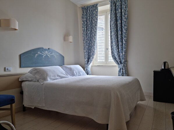 Camera panoramica con letto matrimoniale o 2 letti singoli, vista città | Copriletto in piuma, minibar, una scrivania, insonorizzazione