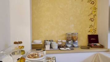 Free daily continental breakfast