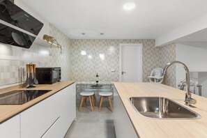 Frigorífic, microones, forn i placa de cuina 