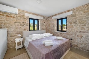 2 quartos, ferros/tábuas de passar roupa, Wi-Fi, roupa de cama