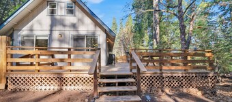 Cozy 3-bedroom cabin in beautiful Trinity Center with WiFi, AC