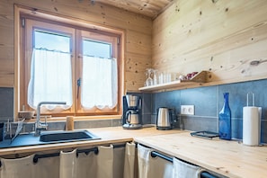 Kylskåp, mikrovågsugn, spishäll och diskmaskin