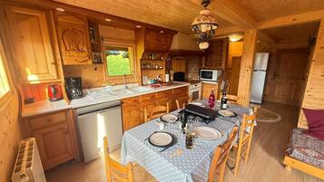 Geladeira, micro-ondas, fogão, cooktop