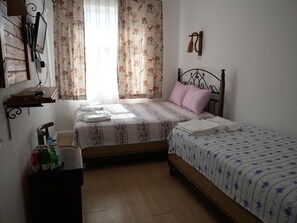Basic Triple Room | Desk, free WiFi, bed sheets - Ada Marin Karahanlı Otel (Bozcaada)