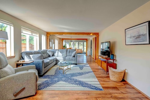 Natural Beauty with dog friendly yard