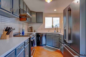 Réfrigérateur, four à micro-ondes, un four, surface de cuisson