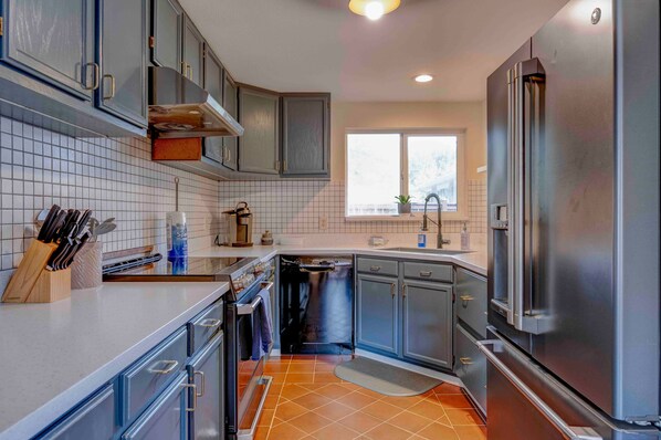 Réfrigérateur, four à micro-ondes, un four, surface de cuisson