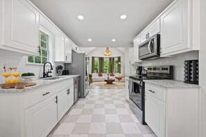 Kjøleskap, mikrobølgeovn, ovn og oppvaskmaskin