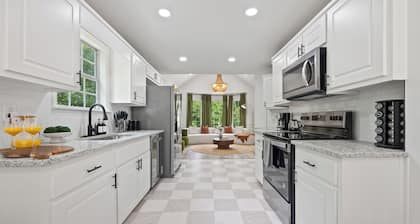 6BD/3BA Designer Oasis Sleeps 14 ATL Metro