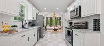 6BD/3BA Designer Oasis Sleeps 14 ATL Metro