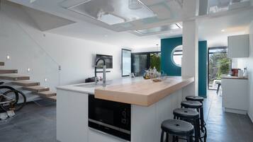 Réfrigérateur, micro-ondes, four, plaque de cuisson