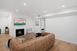 Een televisie en een open haard