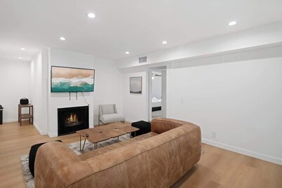 Updated Los Angeles Apartment with Pool – Near Universal
