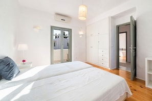 3 bedrooms, desk, iron/ironing board, travel crib