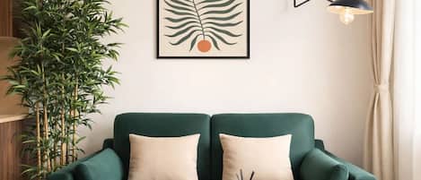 基础公寓, 庭院景观 | 起居区 | 80-厘米智能电视(配备数码频道)