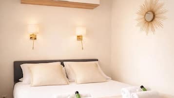 Appartement, vue cour intérieure | Fer et planche à repasser, lit parapluie, Wi-Fi gratuit, draps fournis