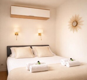 Departamento básico, vista al patio | Tabla de planchar con plancha, cuna de viaje y wifi gratis 