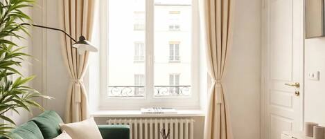 基础公寓, 庭院景观 | 起居区 | 80-厘米智能电视(配备数码频道)