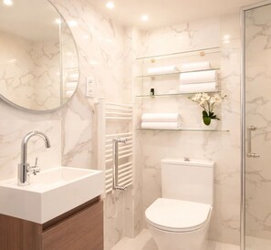 Departamento básico, vista al patio | Baño