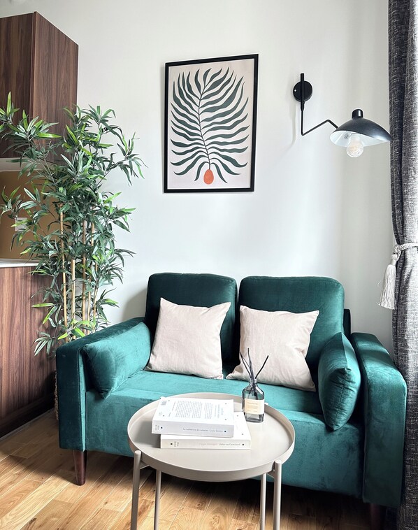 Basic Apartment, Courtyard View | Living area