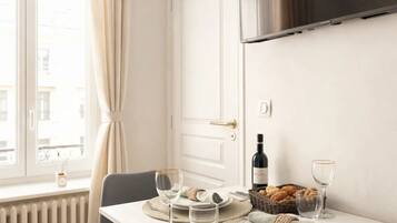 Basic-lejlighed - udsigt til gårdsplads | Opholdsområde | 80-centimeters smart-tv med digitale kanaler