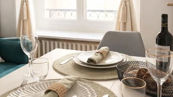 Apartamento básico, vista para o pátio | Área de estar | Smart TV 80 cm com canais digitais