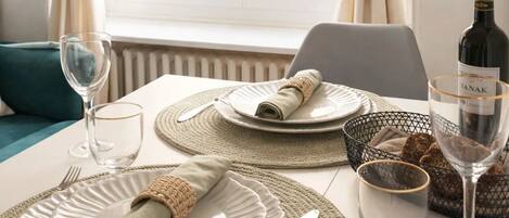 Appartement de base, vue sur la cour intérieure | Aire de séjour | Téléviseur connecté de 80 cm avec télévision numérique