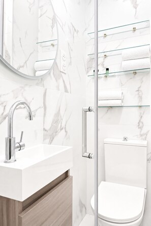 Basic Apartment, Courtyard View | Bathroom - 1587 Charonne (Paris)