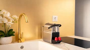 Apartamento básico, vista para o pátio | Cozinha privada | Máquina de café expresso, chaleira elétrica