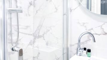Basic Apartment, Courtyard View | Bathroom