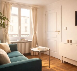 Apartamento básico, vista para o pátio | Área de estar | Smart TV 80 cm com canais digitais