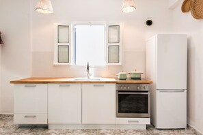 Fridge, oven, dishwasher, coffee/tea maker - Menta II in Naousa, with free parking/ Paros (Naousa)