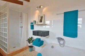 Haartrockner, Handtücher, Seife, Toilettenpapier