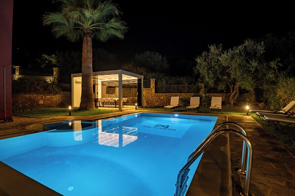 Alberca al aire libre y alberca climatizada