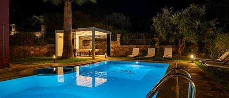 Alberca al aire libre y alberca climatizada