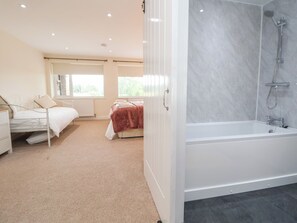 Cottage | 5 bedrooms, individually decorated, individually furnished, free WiFi