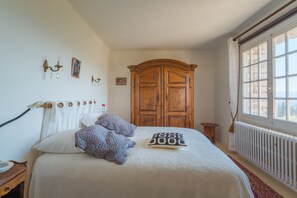 3 bedrooms, iron/ironing board, WiFi, bed sheets - Holiday Home 'Saint Eyries' with Mountain View, Private Terrace and Wi-Fi (Gordes)
