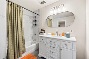 Douche, sèche-cheveux, serviettes fournies, savon