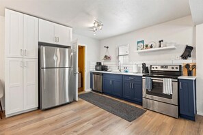 Jääkaappi, mikroaaltouuni, uuni, liesi