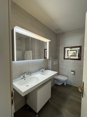 Deluxe studio, uitzicht op de stad | Badkamer | Handdoeken, zeep, shampoo, toiletpapier