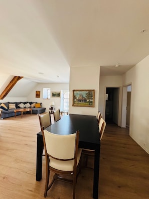Estudi Deluxe, vistes a la ciutat | Zona de menjador de l'habitació