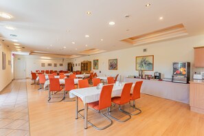 Tägliches Frühstücksbuffet (3200 HUF pro Person)