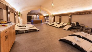 A spa area with massage chairs, a reception desk, and a buffet with fruits and snacks. - Oázis Hotel Apartments (Nagykanizsa)