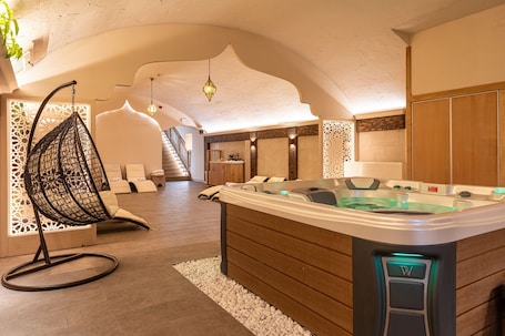 Innen-Whirlpool. Oázis Hotel Apartments