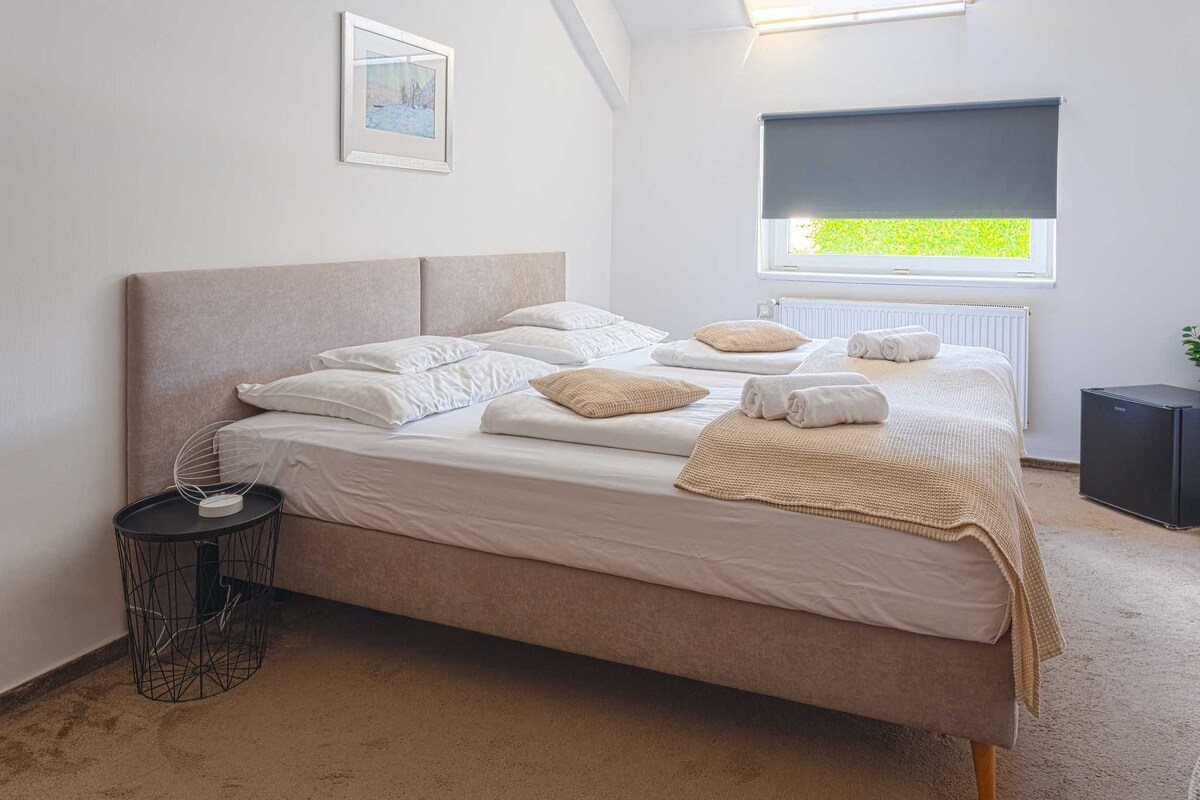 Standaard kamer, 1 twee- of 2 eenpersoonsbedden, uitzicht op de binnenplaats | Gratis wifi, beddengoed