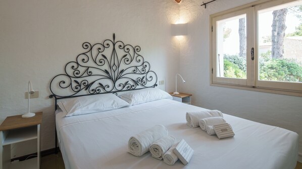 3 bedrooms, free WiFi, bed sheets - Stazzo del Sole - Three Bedroom Villa, Sleeps 6 (Baja Sardinia)