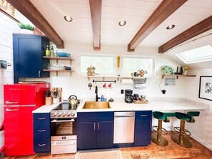 Fridge, oven, stovetop, dishwasher