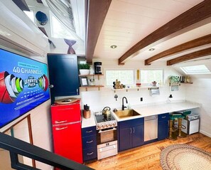 Fridge, oven, stovetop, dishwasher